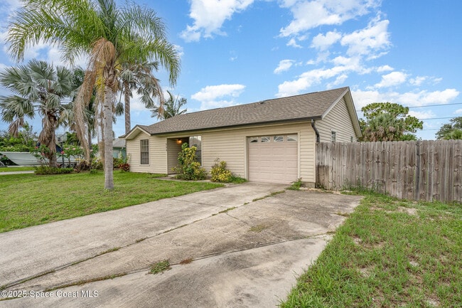 559 Diamond Ave NE in Palm Bay, FL - Building Photo - Building Photo