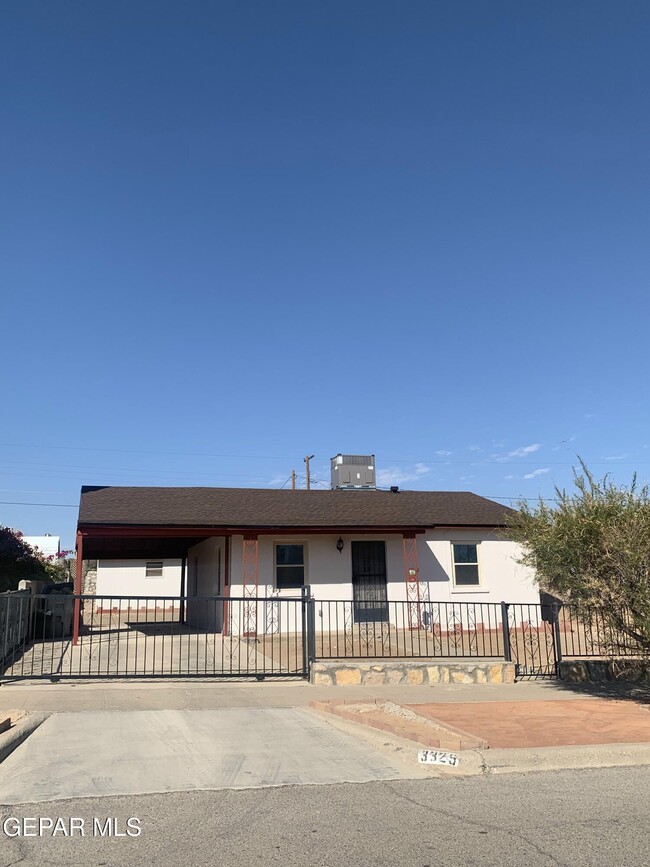 3325 Harrison Ave in El Paso, TX - Foto de edificio - Building Photo