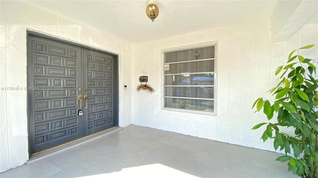 1321 SW 14th St in Miami, FL - Foto de edificio - Building Photo