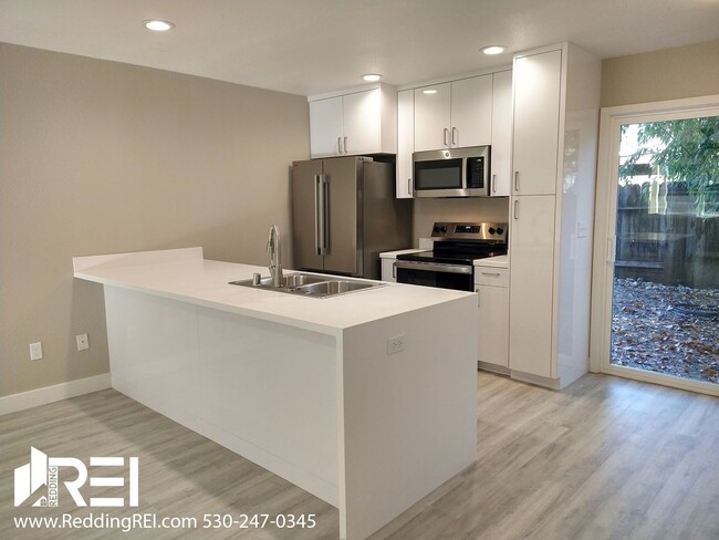 1566 Bramble Place in Redding, CA - Foto de edificio - Building Photo