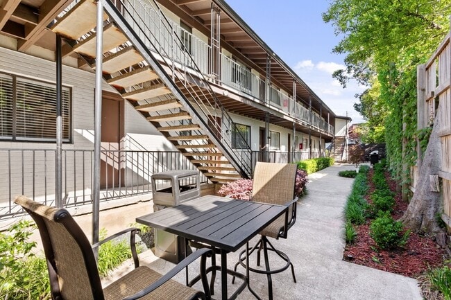 5722 Gaston Ave, Unit H in Dallas, TX - Foto de edificio - Building Photo
