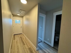 240 Crystal Springs Ln in Roseburg, OR - Building Photo - Building Photo