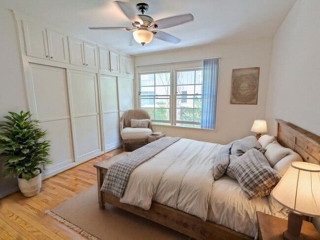 1051 S Wooster St in Los Angeles, CA - Building Photo - Building Photo