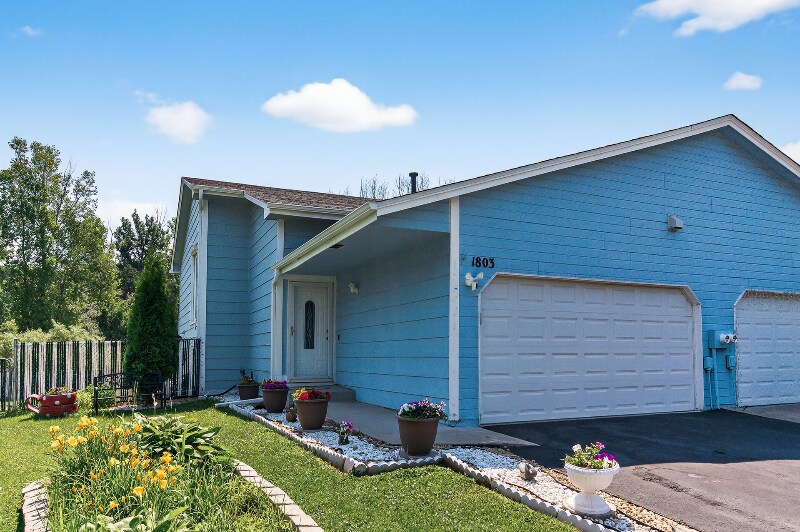 1803 Hale Ave N in Oakdale, MN - Building Photo