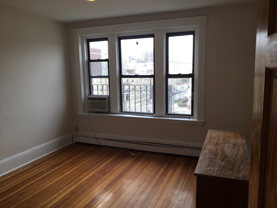 1128 Commonwealth Ave, Unit 4 in Boston, MA - Building Photo