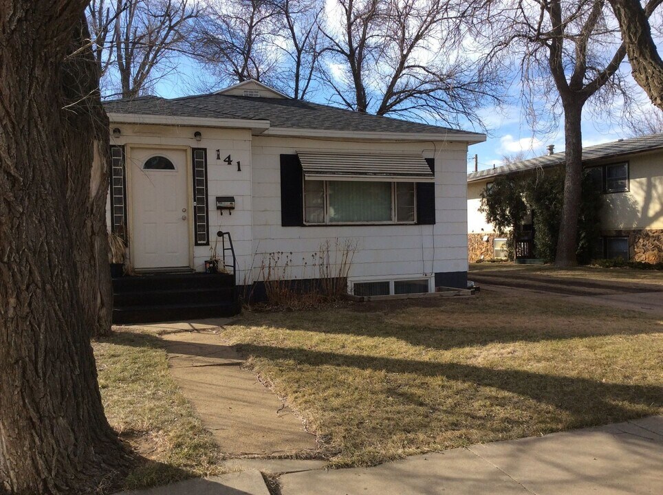 141 11th Ave W in Dickinson, ND - Building Photo
