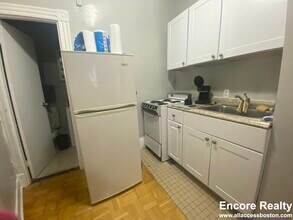 81 Myrtle St, Unit 13 in Boston, MA - Foto de edificio - Building Photo