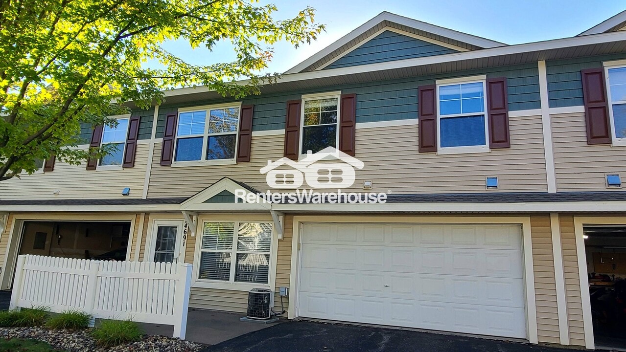 2469 Dawes Place in River Falls, WI - Building Photo