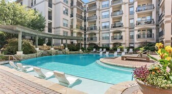 2910 Clairmont Rd in Atlanta, GA - Building Photo