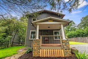 102 4th St in Black Mountain, NC - Building Photo