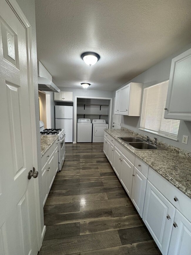 1129 Eugene Ave in Shasta Lake, CA - Building Photo - Building Photo