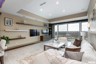 1 Montgomery Dr, Unit 803 in Moline, IL - Foto de edificio - Building Photo