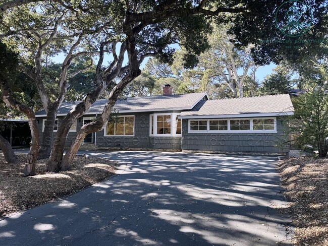 26000 Junipero Ave in Carmel, CA - Foto de edificio - Building Photo