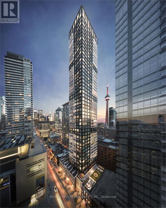 327-327 King St W in Toronto, ON - Building Photo