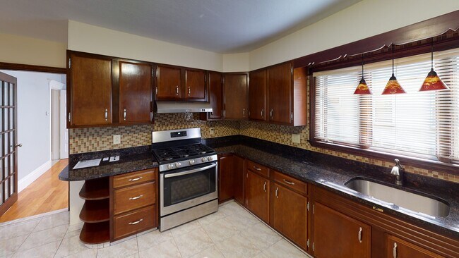 76 Pearson Rd, Unit 1 in Somerville, MA - Building Photo - Building Photo