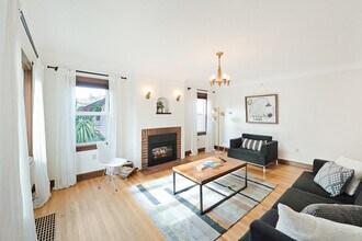 2323 SE Pine St in Portland, OR - Foto de edificio - Building Photo