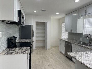 10029 Hazelhurst Dr in Houston, TX - Building Photo - Building Photo