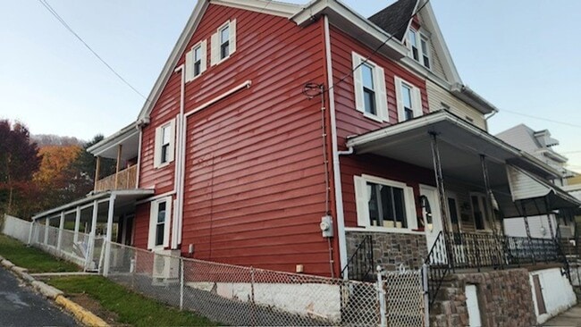 72 E Bacon St in Pottsville, PA - Building Photo - Building Photo