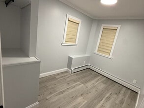 20709 34th Ave, Unit 2 in Bayside, NY - Foto de edificio - Building Photo