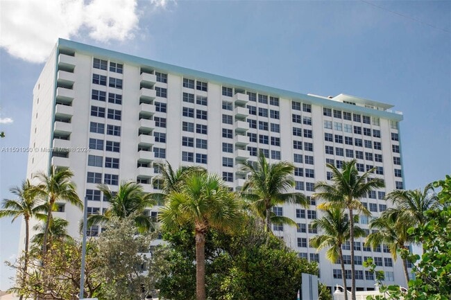 2899 Collins Ave, Unit 537 in Miami Beach, FL - Foto de edificio - Building Photo