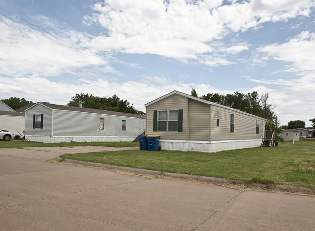 Eastern Villa in Stillwater, OK - Building Photo - Building Photo