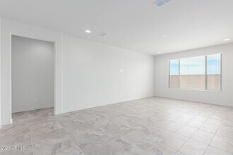 8529 S 67th Dr in Phoenix, AZ - Foto de edificio - Building Photo