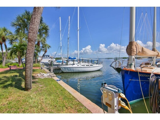 3440 Gulf of Mexico Dr in Longboat Key, FL - Building Photo - Building Photo