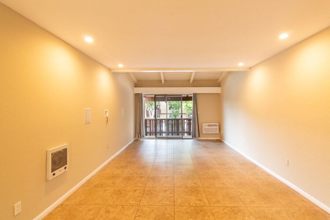 1010 W MacArthur Blvd in Santa Ana, CA - Building Photo