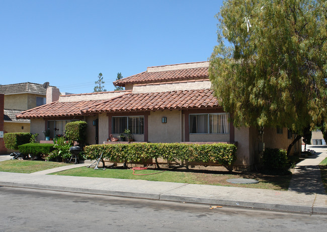 17391 Dairyview Cir in Huntington Beach, CA - Building Photo - Building Photo