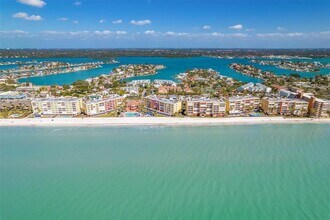 16550 Gulf Blvd, Unit 545 in North Redington Beach, FL - Foto de edificio - Building Photo