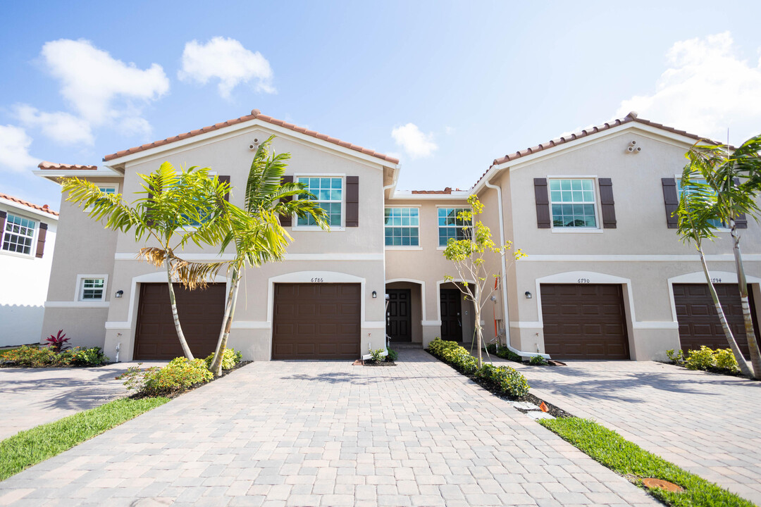 6786 Broadwater Ln in Greenacres, FL - Foto de edificio