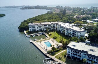 600 Sutton Plz, Unit PH 402 in Longboat Key, FL - Foto de edificio - Building Photo