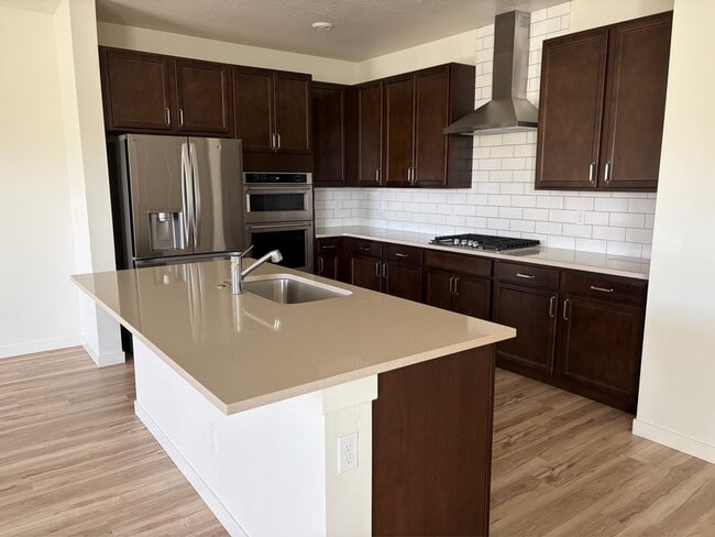 property at 717 W Lyra St