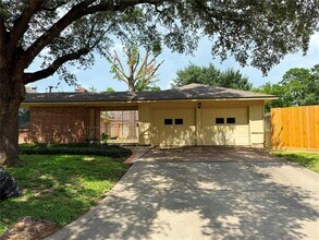 13430 Exton Ln in Houston, TX - Foto de edificio - Building Photo