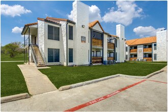 Bella Via in Fort Worth, TX - Foto de edificio - Building Photo