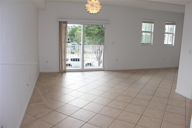 11202 NW 83rd St in Doral, FL - Foto de edificio - Building Photo