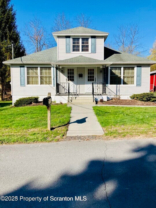 28 Patterson St in Waymart, PA - Building Photo