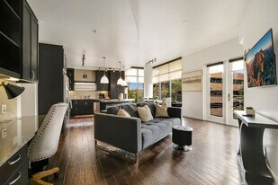 101 Bowen St in Dallas, TX - Building Photo