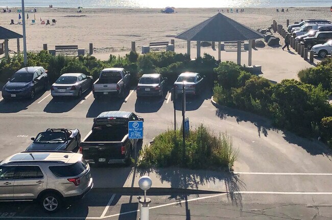 61 Ocean Blvd, Unit 1 in Hampton, NH - Building Photo - Building Photo