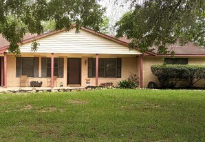 2026 2nd St in Hempstead, TX - Building Photo
