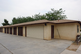 15050 Sequoia Ave in Hesperia, CA - Foto de edificio - Building Photo