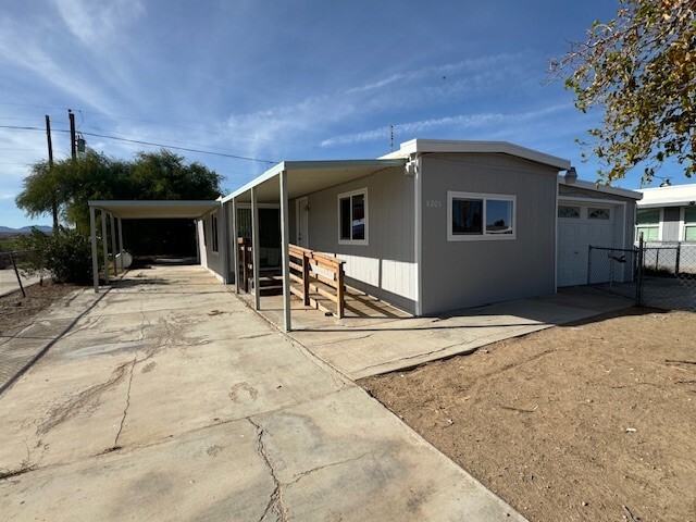 8205 S Green Valley Rd in Mohave Valley, AZ - Foto de edificio