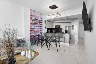 480 NE 30th St in Miami, FL - Foto de edificio - Building Photo