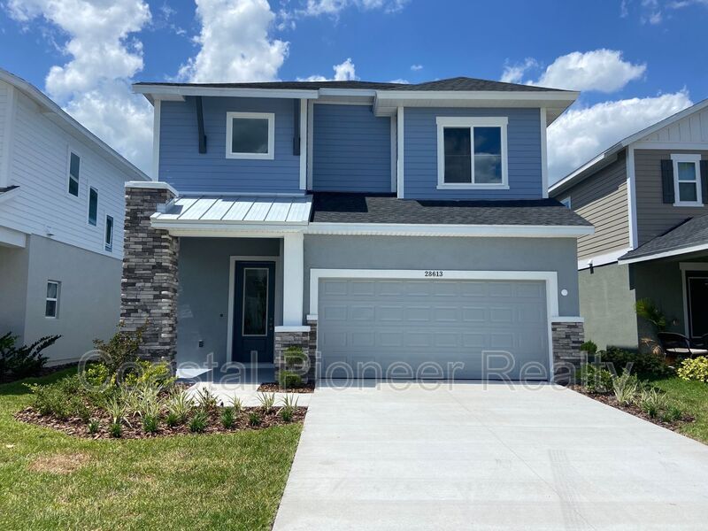 28613 Cozy Creek Dr in Wesley Chapel, FL - Foto de edificio