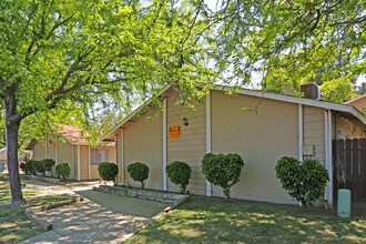 Houstan Apartment in Visalia, CA - Building Photo - Building Photo