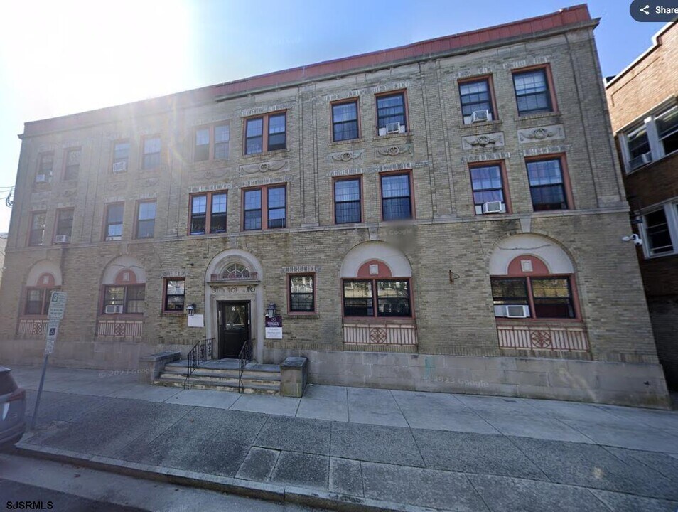 2 S Bartram Ave in Atlantic City, NJ - Building Photo