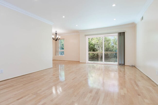 1242 S Barrington Ave, Unit 302 in Los Angeles, CA - Building Photo - Building Photo