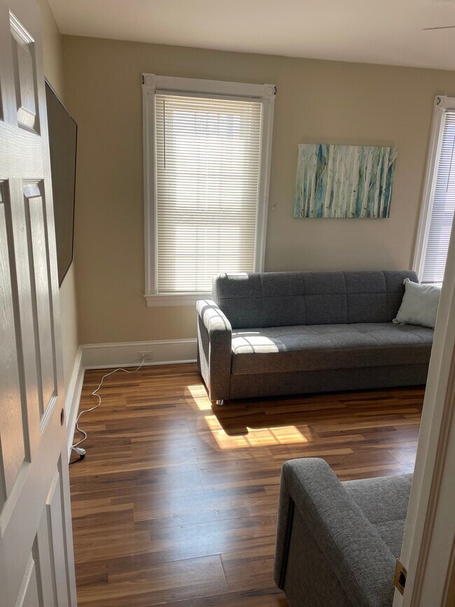 600 Roxborough Ave, Unit 2nd floor in Philadelphia, PA - Building Photo - Building Photo