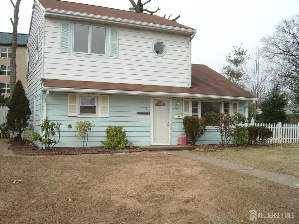 433 Jansen Ave in Woodbridge Township, NJ - Building Photo