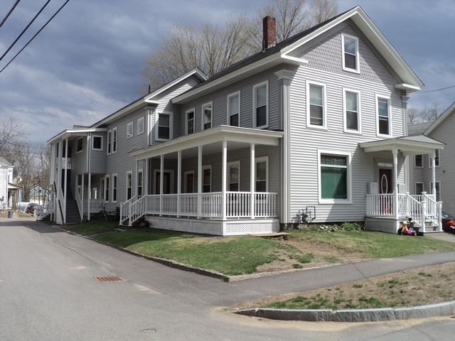 70 Academy St in Laconia, NH - Foto de edificio